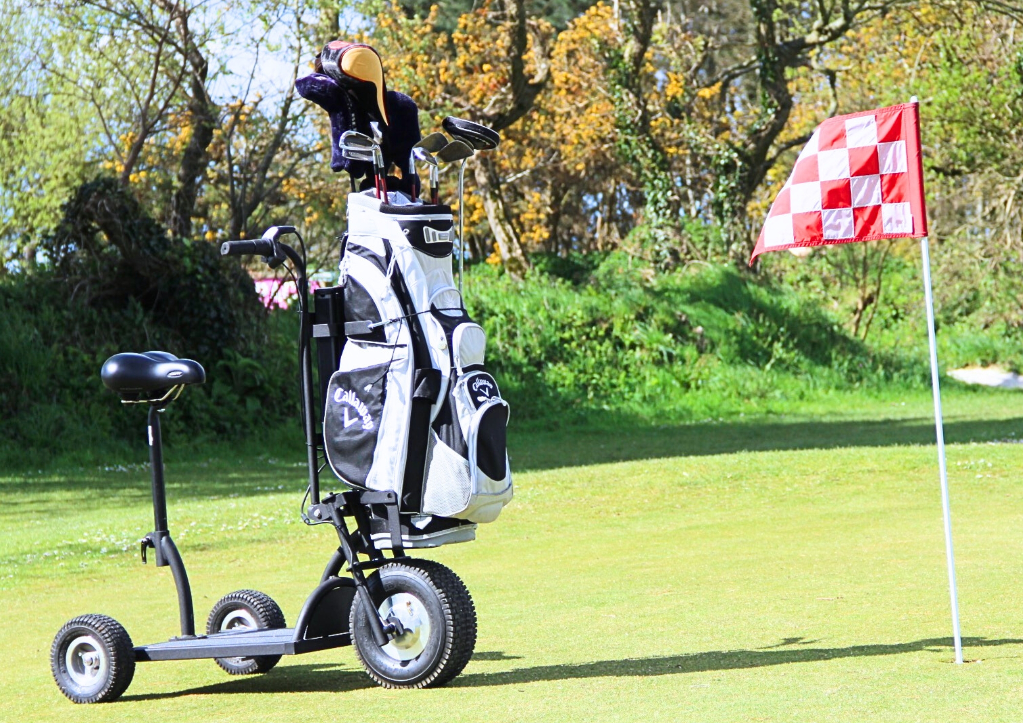 Trottinette Happy Scoot Golf. Solution de mobilité sur terrain de golf pour personnes à mobilité réduite et séniors.